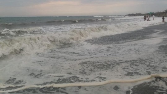 Moti i keq 'tërbon' detin, njoftimi i rëndësishëm për pushuesit në plazhin e Velipojës: Mos hyni në ujë