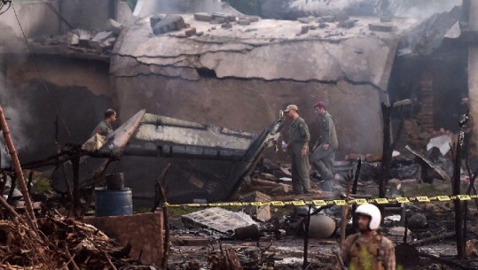 Pakistan, aeroplani ushtarak rrëzohet në një zonë banimi, 18 të vdekur, dhjetëra të plagosur