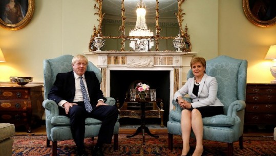 Britani e Madhe, vizitë jo e mirëpritur e Boris Johnson në Skoci (VIDEO)