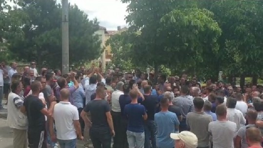 Militantët e PD kërkojnë të hyjnë në bashkinë e Devollit, Basha: T'i shporrim me çdo kusht (VIDEO)