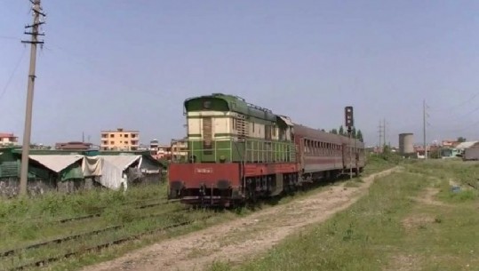 Po ecte në shina/ 35-vjeçari përplaset nga treni në Durrës, rëndë në spital (VIDEO)