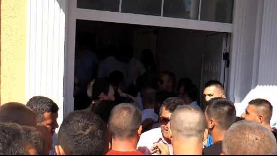 Kryebashkiaku socialist hyn në Bashkinë e Kavajës, dera hapet nga policia 