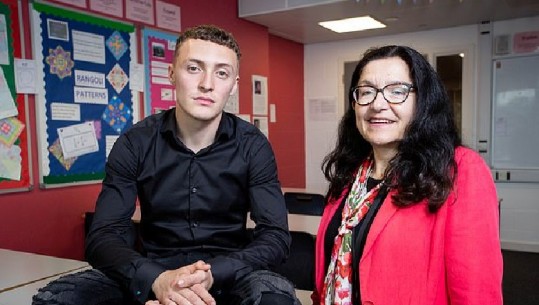 Histori suksesi! Adoleshenti shqiptar fiton betejën për të qëndruar në Britani...100 mijë njerëz firmosin peticionin