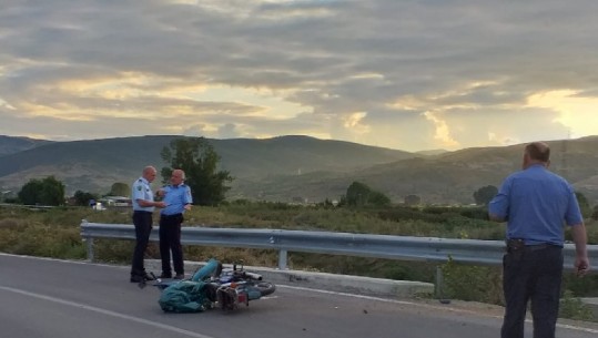 Plagoset 60-vjeçari në Korçë, humb kontrollin e motorit dhe del nga rruga