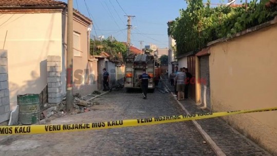Shkrumbohen dy banesa në Korçë, zjarrfikësit 'luftë' për të shuar flakët (VIDEO)