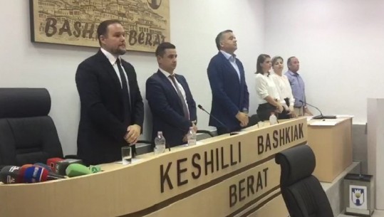 Ervin Demo betohet pa incidente si kryebashkiak i Beratit, konstituohet edhe Këshilli Bashkiak