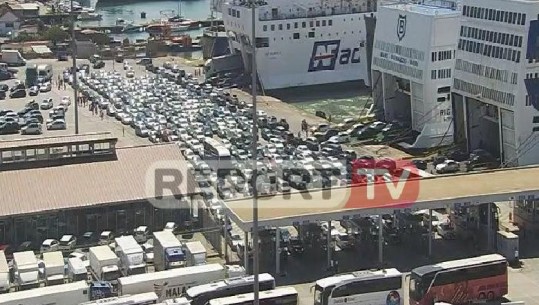 Emigrantë dhe turistë, fluks në portin e Durrësit, zbarkojnë 7 tragete nga Italia (VIDEO)