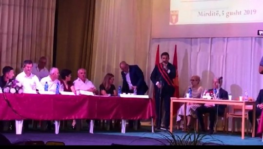 Kryebashkiaku i ri i Mirditës betohet në prani të Sandër Lleshajt
