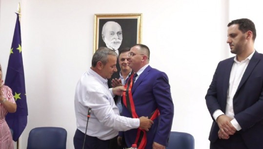 Betohen 8 kryetarë të rinj! Rotacion i butë LSI-PS në Bulqizë, daja puth nipin dhe i dorëzon bashkinë, Gjiknuri falenderon demokratin