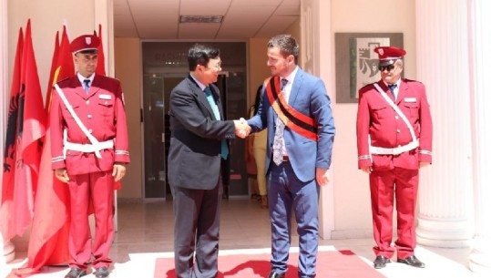 'Kina do të jetë mbështetëse e Cërrikut...', kryebashkiaku Salla takohet me ambasadorin Kinez