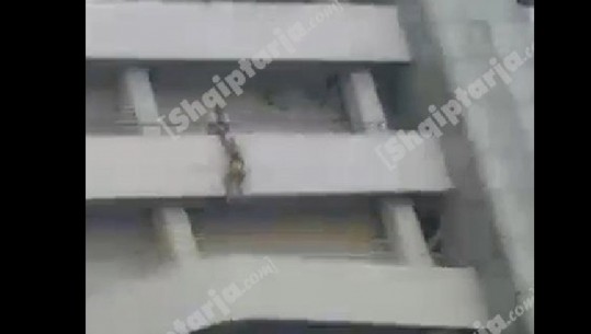 Video e pabesueshme/ Rrezikoi të binte nga kati i shtatë i pallatit në Vlorë, burri shpëton gruan
