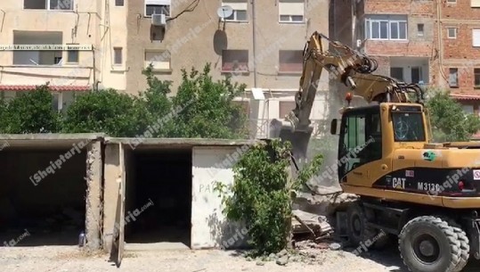 Anti-Informaliteti/ IMT prish 7 garazhe në Vlorë të ndërtuara në hapësira publike (VIDEO)