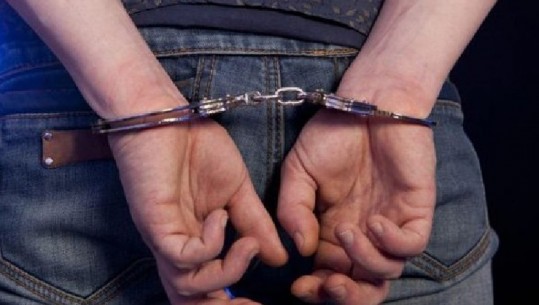 Tiranë/ Akuzohen për gjobvënie, gjykata cakton 'arrest me burg' për tre vëllezërit 