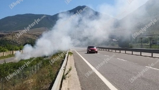 Digjen mbeturinat në aksin Kukës-Morinë, re tymi bllokojnë rrugën! (VIDEO)