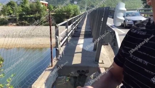 Kurbin/ Zbriti nga makina pas thirrjes së 'bluve', 54-vjeçari humb kontrollin dhe bie në lumë (VIDEO)