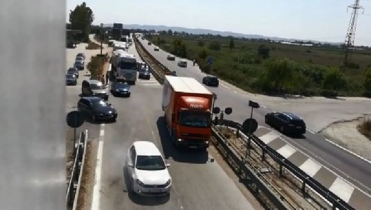 Përplasen tre makina, 6 km radhë në Lushnje! Trafik edhe në Vlorë (VIDEO)