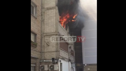 Tiranë/ Zjarr në një pallat në zonën e '21 Dhjetorit', shkrumbohet banesa në katin e tretë (VIDEO)
