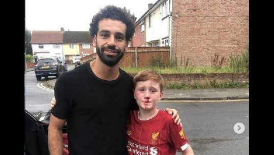 Tifozi i vogël rrëzohet dhe lëndon hundën për të takuar Salah