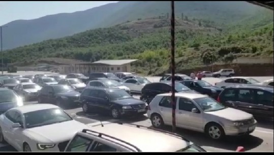 Kosova 'dyndet' drejt Shqipërisë, radhë të gjata në Morinë, fluks edhe në portin e Durrësit (VIDEO-FOTO)