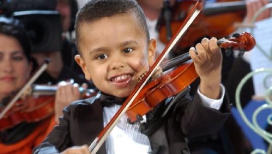 Vogëlushi që bëri të përlotej sallën....teksa i binte violinës (VIDEO)