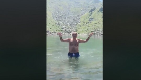 Meta sfidon natyrën, noton në ujërat e akullta të liqenit të Jazhincës (VIDEO)