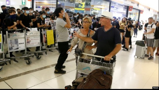 Përshkallëzohen protestat në Hong Kong, anulohen fluturimet në aeroport