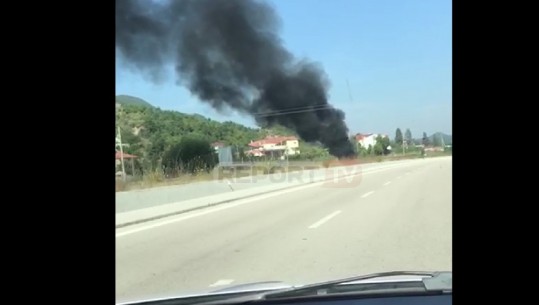 Shoferit i shkrumbohet makina me qira në mes të autostradës Tiranë-Elbasan (VIDEO)
