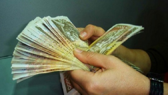 E mashtroi dhe i mori 20 mijë euro, arrestohet një grua në Gjirokastër