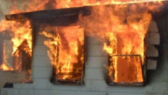 Zjarr në një zdrukthtari në Konispol, flakët shkrumbojnë një magazinë e dy godina të tjera