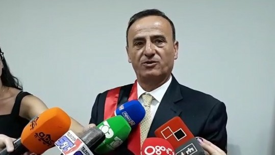 Betohet pa incidente kryebashkiaku i ri i Pogradecit, kryetari në ikje: Po lë një bashki me taksa të ulura (VIDEO)