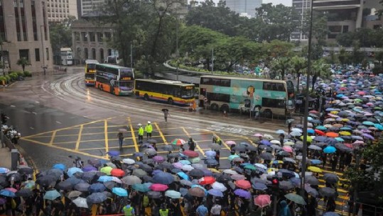 Hong Kong, profesorët i bashkohen weekend-it të ri të protestave. Pekini gati për ndërhyrje ushtarake