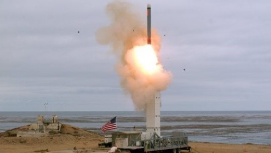 Pentagoni teston një raketë me rreze të mesme. Kremlini: Përshkallëzim ushtarak (VIDEO)