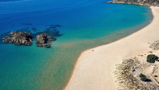 Vjedhin rërë me bidona plastik në bregdetin e Sardenjës, turistët francezë rrezikojnë burgun (VIDEO)