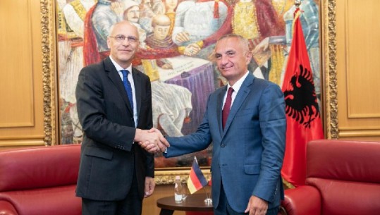 Mbërrin në Shqipëri ambasadori i ri i Gjermanisë, pritet nga presidenti Meta  