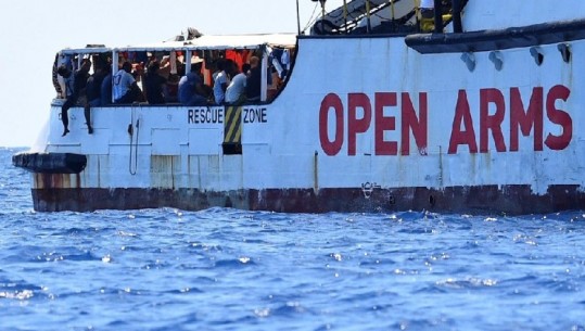 Pas 19 ditësh në det, përfundon odisea e ‘Open Arms’! Emigrantët zbarkojnë në Lampedusa (VIDEO)