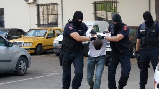 Theu xhamin e një banke në Librazhd, arrestohet 36-vjeçari i sëmurë