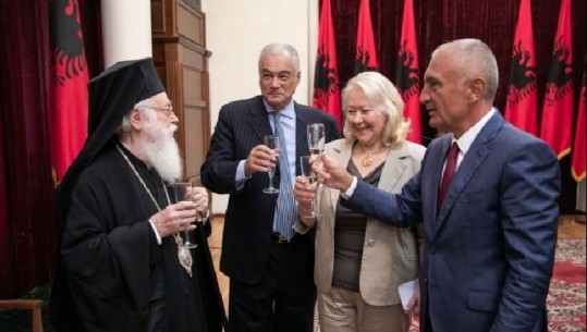Presidenti Meta dekoron 'Kalorës i Urdhrit të Skënderbeut' ambasadoren greke