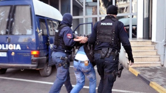Lushnje/ Kundërshtoi me grushte dy policë në detyrë, arrestohet 27 vjeçari