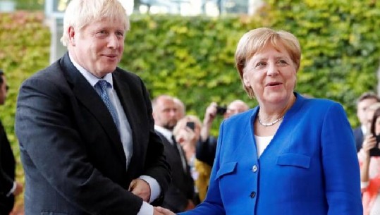 Berlin, Merkel i shtrin dorën Boris Johnson, marrëveshje për 30 ditë (VIDEO)