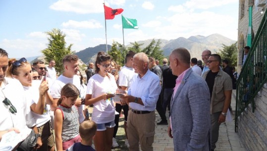 Dita e shenjtë e bektashinjve bën bashkë ministrin Klosi dhe Metën, presidenti firmos peticioni: Mali i Tomorrit, Park Kombëtar