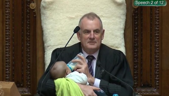 E jashtëzakonshme! Kryeparlamentari  'shndërrohet' në 'babysitter', ushqen me qumësht djalin e deputetit që  mbante fjalim
