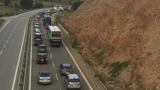Trafik i rënduar në Rrugën e Kombit, kosovarët zbarkojnë në bregdetin shqiptar (VIDEO)