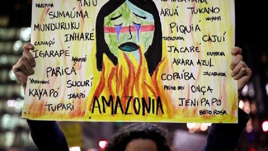 Zjarri i Amazonës ‘ndez’ protestuesit në sheshet e Brazilit (VIDEO)