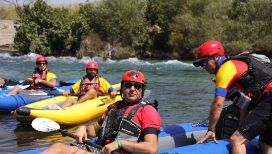 Rafting në kanalin e Çukës, ministri Klosi guidë me kajak përgjatë lumit Bistrica (FOTO+VIDEO)