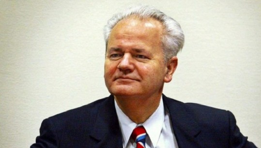 VIDEO e rrallë/ Minutat e fundit të Slobodan Milosheviç, pak para ekstradimit të tij nga Tuzla në Hagë