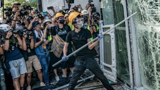 Hong Kong/ Intensifikohet represioni, gaz lotsjellës dhe armë kundër protestuesve (FOTO)