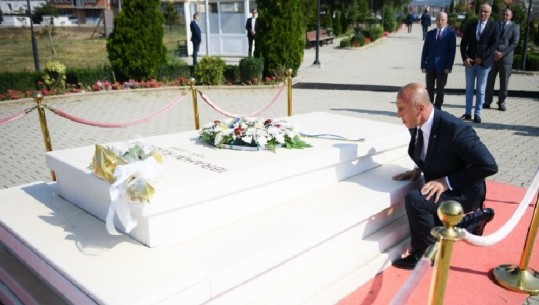 Haradinaj përulet para varrit të Ibrahim Rugovës: Vlerë e patjetërsueshme për shtet të pavarur e jetësor