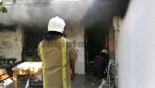 Përfshihet nga flakët një banesë në Lushnje, zjarrfikësit vështirësi në ndërhyrje për shkak të rrugëve (VIDEO)
