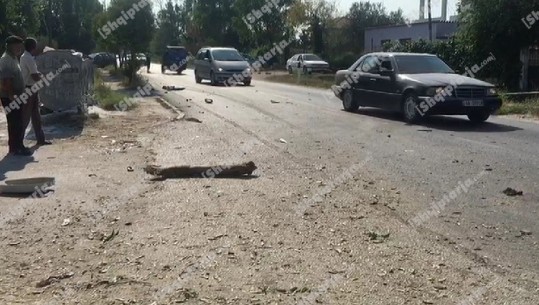 Fier/ Makina përplas për vdekje 14-vjeçarin dhe plagos nënën, shoferi largohet nga vendngjarja (VIDEO)