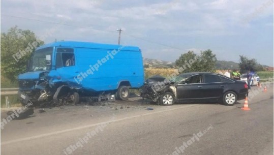 Furgoni i mallrave përplaset me Audin në aksin Kavaje- Rrogozhinë, tre të plagosur mes tyre një fëmijë